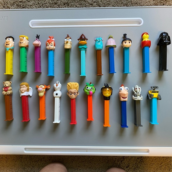 Lot of 83 Miscellaneous Pez Dispensers - Picture 5 of 5